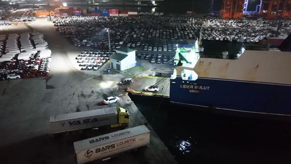 Haydarpaşa Limanı'nda Yüzlerce Sıfır Araç Boşaltıldı: İkinci El Piyasasında Değişiklik Bekleniyor