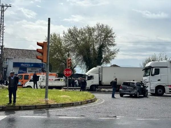 Aydın'da Kamyon ve Otomobil Çarpıştı, Bisiklet Sürücüsü Hayatını Kaybetti