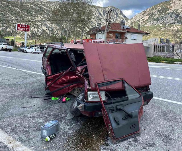 Akseki’de İki Otomobilin Çarpışması Sonucu 3 Kişi Yaralandı