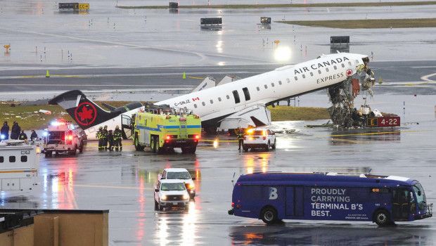 New York LaGuardia Havalimanı'nda İniş Anında Uçak İtfaiye Aracına Çarptı: 2 Ölü, 43 Yaralı