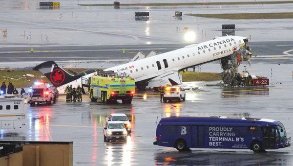 New York LaGuardia Havalimanı'nda İniş Anında Uçak İtfaiye Aracına Çarptı: 2 Ölü, 43 Yaralı