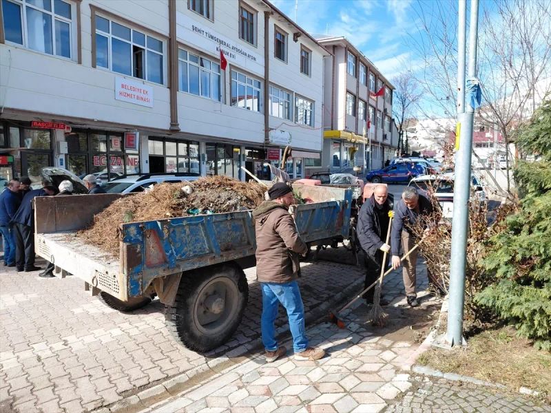 Başçiftlik Belediyesi Cadde ve Parklarda Temizlik Çalışması Yaptı