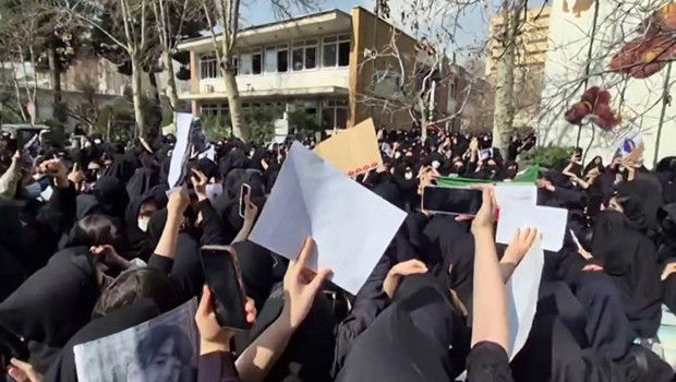 İran'da Öğrenci Gösterileri Devam Ediyor: Hükümete Gensoru Tehdidi