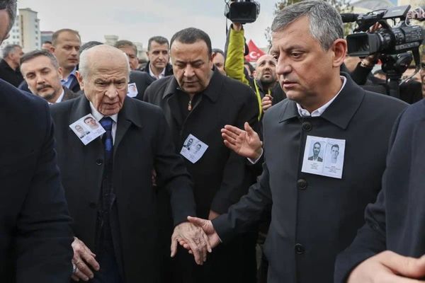 Şehit Cenazesinde CHP ve MHP Liderleri Yan Yana Görüldü