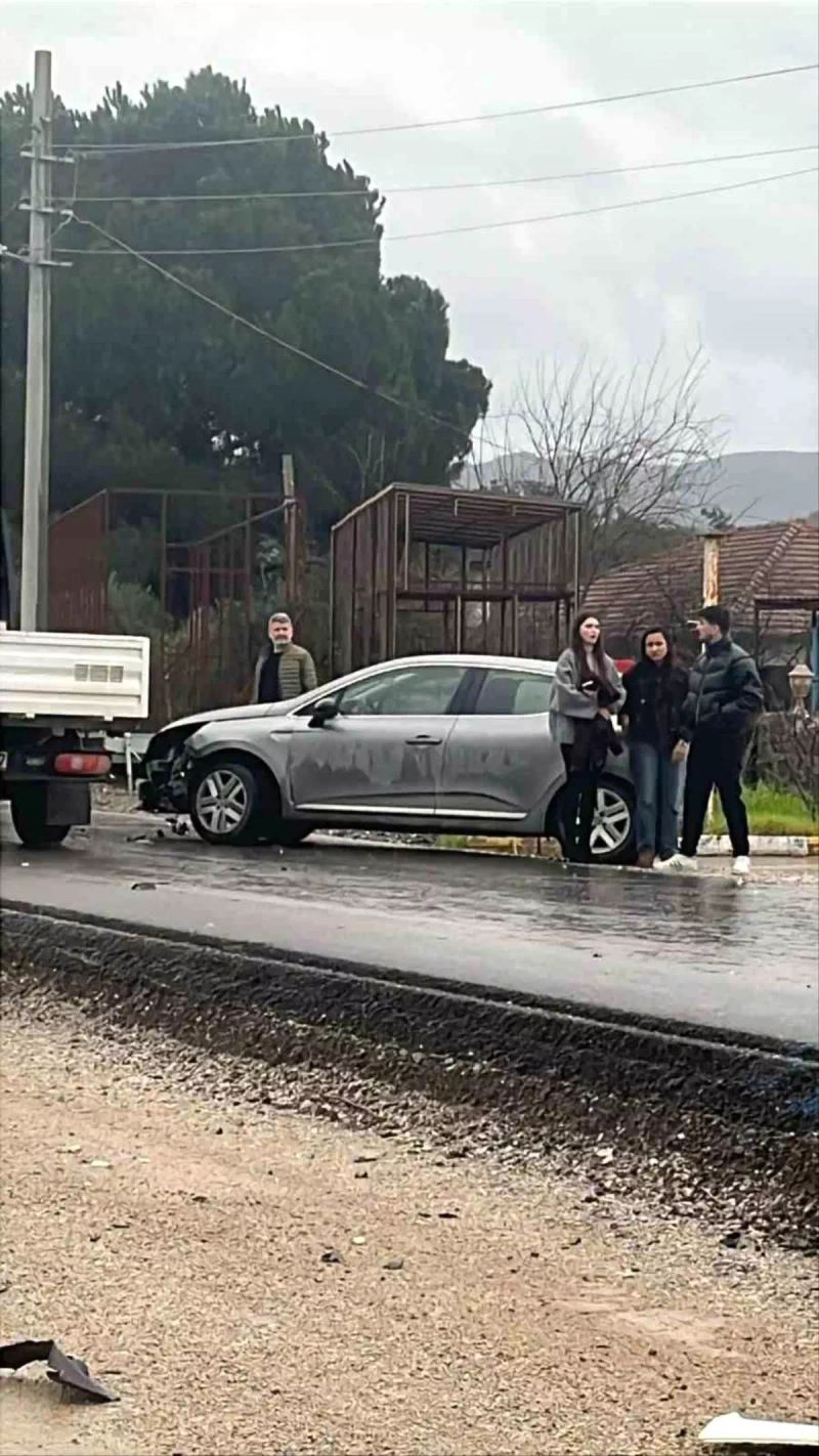 Marmaris'te Otomobil ve Motosiklet Çarpıştı: 1 Kişi Yaralandı