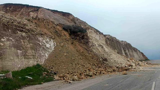 Batman'da Aşırı Yağışlar Nedeniyle Heyelan Yol Trafiğini Engelledi