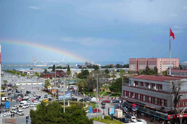 Samsun'da Kısa Süreli Yağış Sonrası Deniz Üzerinde Gökkuşağı Görseli