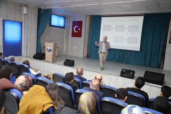 Hakkari'de 'Gelecekten Geleceğe Aile' Konulu Söyleşi Yapıldı