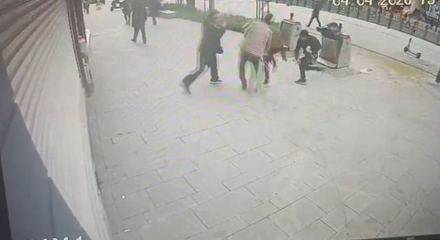 Aksaray'da Kardeşler Arasında Sopalı Kavga Güvenlik Kamerasında