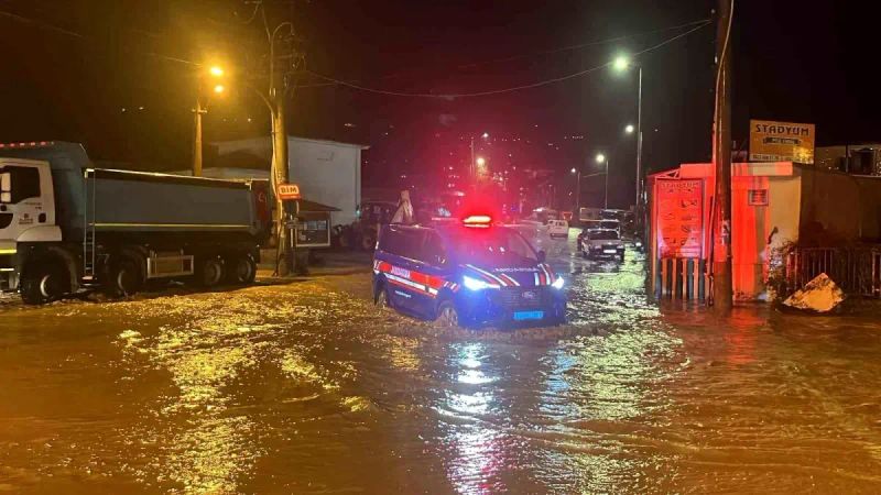 Alanya'da Oba Çayı Taştı, Cadde ve Araçlar Sular Altında Kaldı