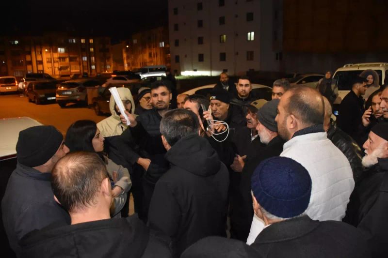 Sivas'ta Umre Vaadiyle Dolandırıldığını İddia Eden 125 Kişi Polis Önünde Toplandı