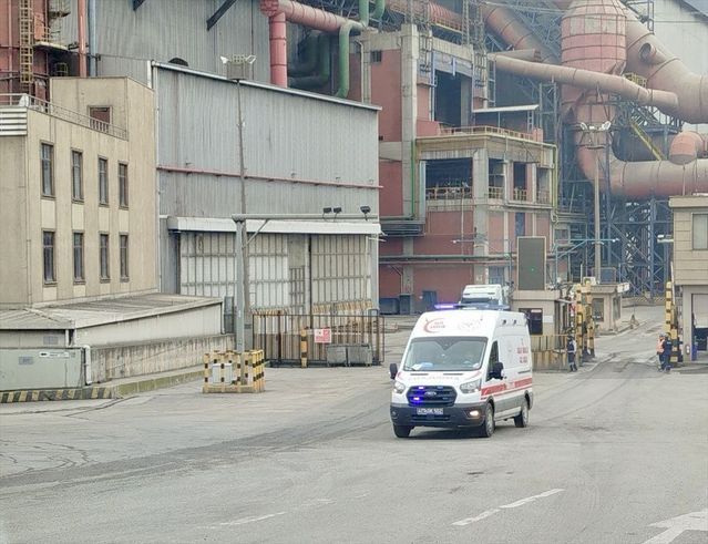 Kocaeli'de Fabrikada Yüksekten Düşen 4 İşçi Yaralandı