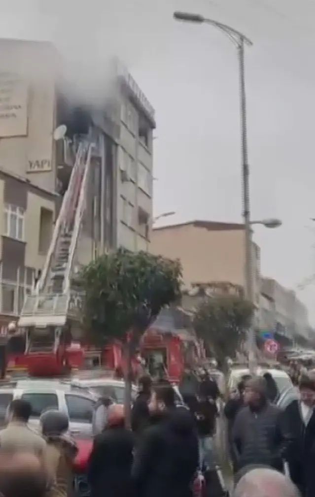 Küçükçekmece'de Çatı Katındaki Yangın Kısa Sürede Büyüdü