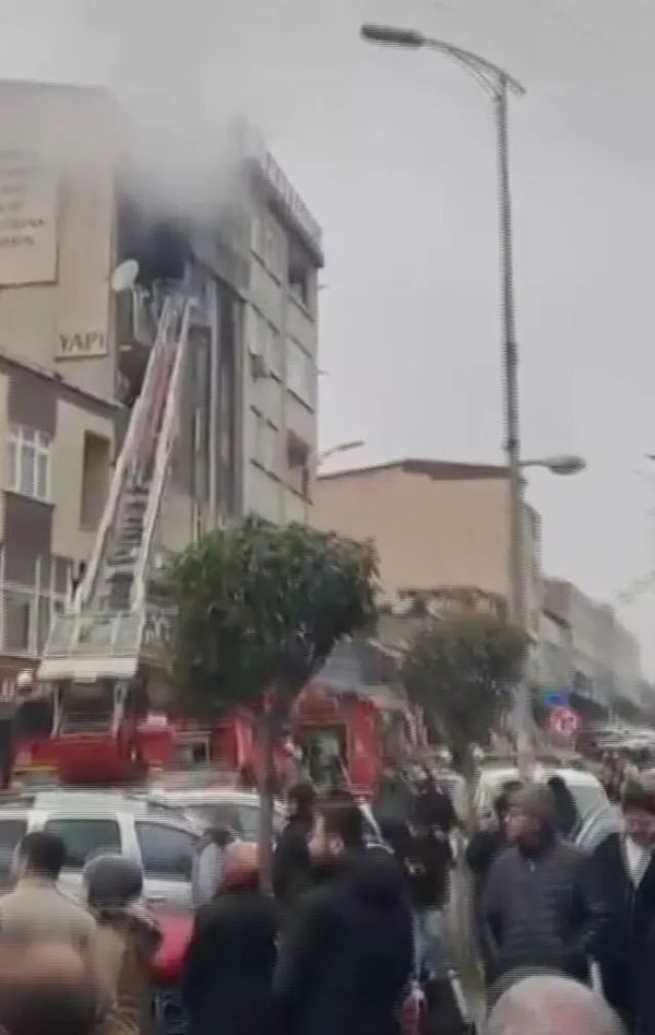 Küçükçekmece'de Çatı Katındaki Yangın Kısa Sürede Büyüdü