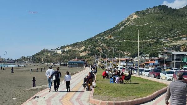 Hatay’da Güneşli Havayı Değerlendirenler Sahile Akın Etti