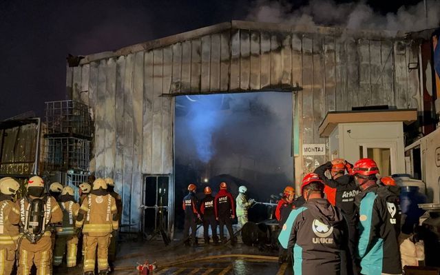 Tuzla'daki Polyester Fabrikasında Çıkan Yangın Kontrol Altına Alındı