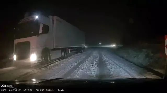 İnegöl-Domaniç Yolunda Yoğun Kar Yağışı Ulaşımı Etkiledi