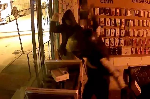 Adana'da İş Yerinden Hırsızlık: 2 Şüpheli Tutuklandı