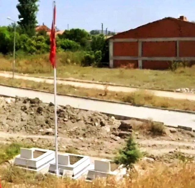 Emet'te Yol ve İnşaat Arasında Kalan Şehit Mezarları Şehitlik Alanına Taşındı