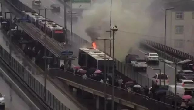 Şişli Perpa Metrobus Durağında Yangına Müdahale Ediliyor