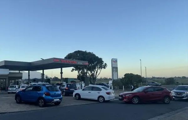 Güney Afrika'da Akaryakıt Zamları Öncesi Uzun Kuyruklar Oluştu