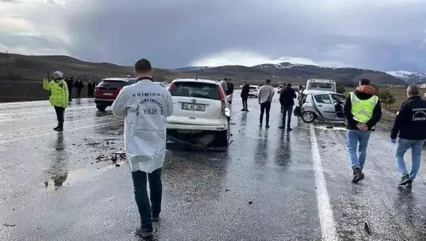 Sivas'ta Üç Araçlı Kazada 1 Kişi Öldü, 5 Yaralı Var