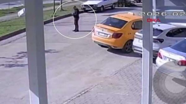 Adana'da Yol Ortasında Telefonla Meşgul Olan Yaya Kamyonet Çarpmasıyla Yaralandı