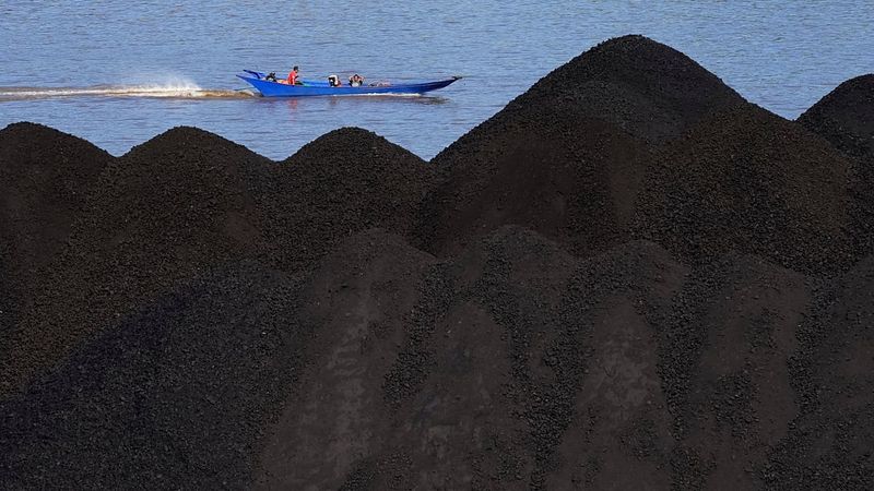 Endonezya'da Batık Yolcu Teknesi İçin 27 Kişi Aranıyor