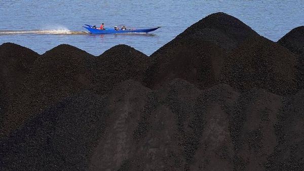 Endonezya'da Batık Yolcu Teknesi İçin 27 Kişi Aranıyor