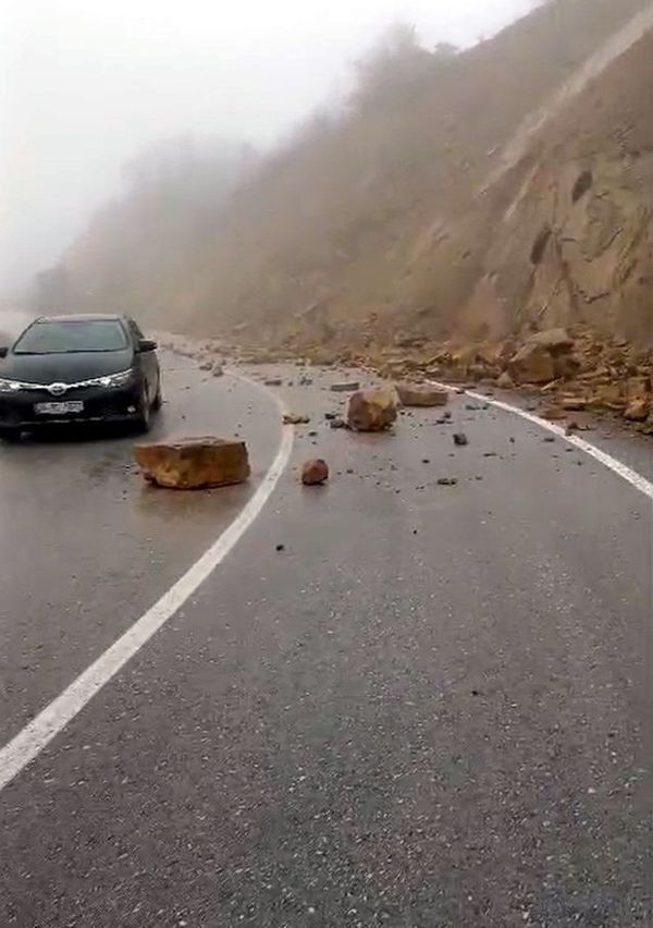 Tokat'ta Yağış Sonrası Yola Düşen Kaya Parçaları Ulaşımı Zorlaştırdı