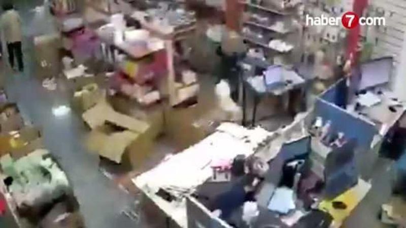 Endonezya'da 7,4 Büyüklüğünde Deprem: Manado'da Bir Kişi Hayatını Kaybetti