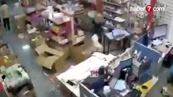 Endonezya'da 7,4 Büyüklüğünde Deprem: Manado'da Bir Kişi Hayatını Kaybetti