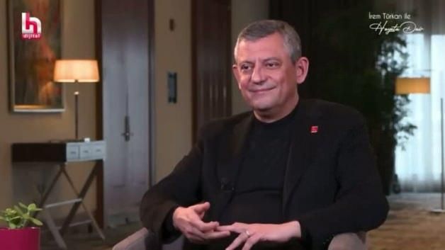 Özgür Özel Siyasetten Uzak Bir Günde King Oyunu Oynamayı Tercih Ediyor