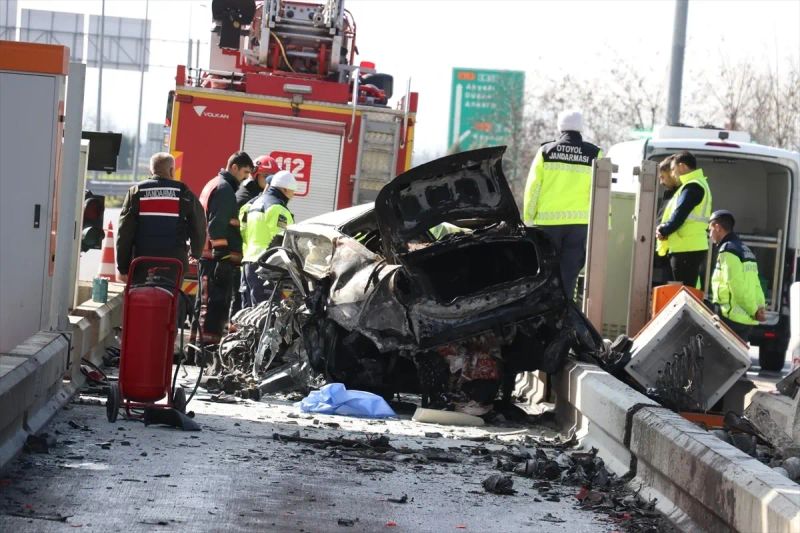 Sakarya'da Otoyol Gişelerinde Bariyere Çarpan Otomobilin Sürücüsü Hayatını Kaybetti