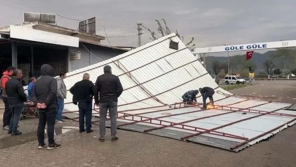Aydın İncirliova'da Fırtına Sanayi Sitesinde Çatı Uçmasına Neden Oldu