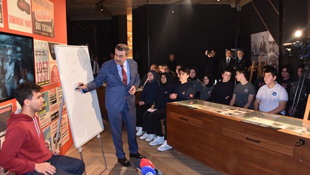 Bakan Tekin, Aydın’da Lise Öğrencilerine Demokrasi ve İnsan Hakları Dersi Verdi