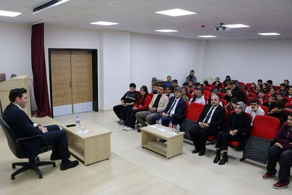 Keban Kaymakamı Furkan Atalık Kariyer Günleri Etkinliğinde Öğrencilerle Buluştu