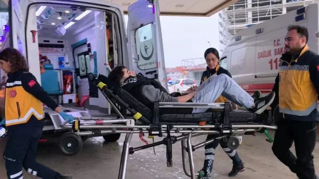 İnegöl'de Ehliyetsiz Genç Sürücü ve Kardeşi Motosiklet Kazasında Yaralandı