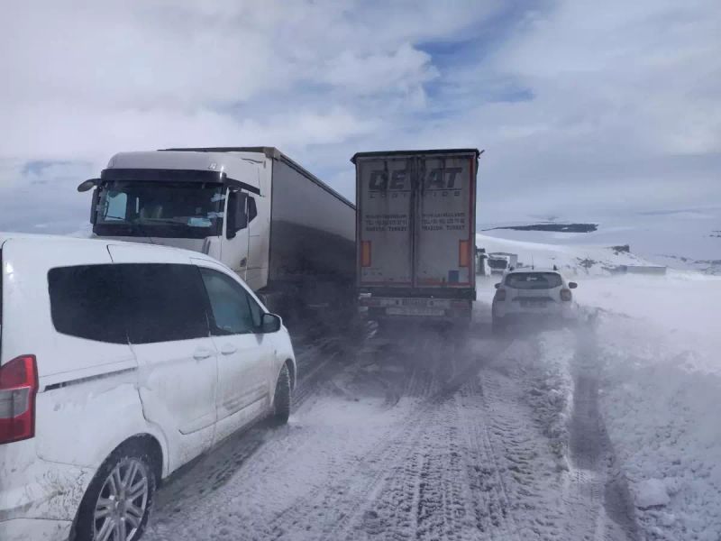 İlgar Dağı Geçidi Tipi Nedeniyle Kapanınca 200 Araçlık Konvoy Oluştu