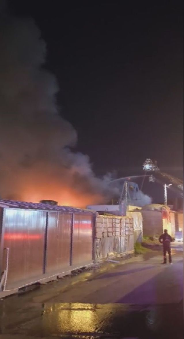 Tuzla Orhanlı'da Kumaş Fabrikasında Yangın Çıktı