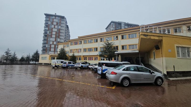 Kayseri'de Ortaokulda Bıçaklı Kavga: 1 Öğrenci Yaralandı, 1 Gözaltında