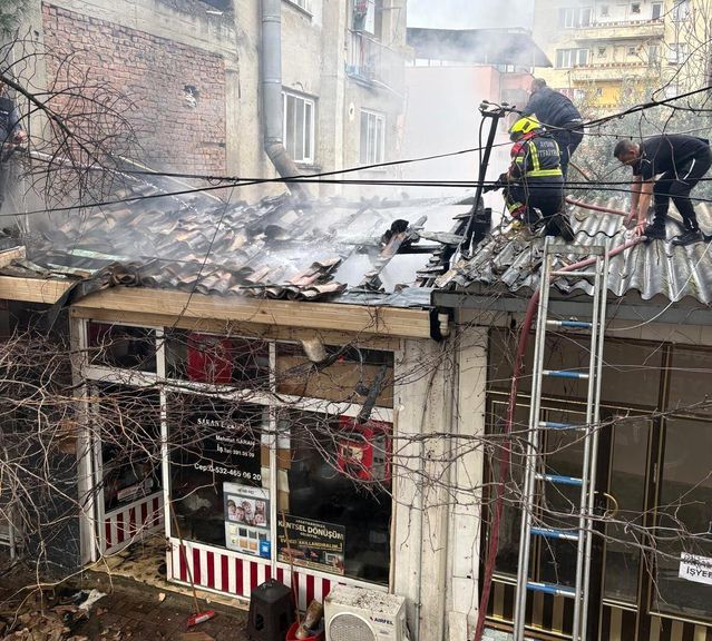 Buharkent’te Elektrik Malzemesi Satılan İş Yerinde Yangın Çıktı