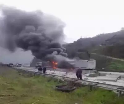 Pamukova'da 2 TIR ve 1 Otomobilin Karıştığı Zincirleme Kazada 2 Kişi Yaralandı