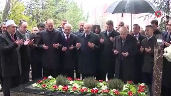 MHP Lideri Bahçeli, Alparslan Türkeş'in Anıt Mezarını Ramazan Bayramı'nda Ziyaret Etti