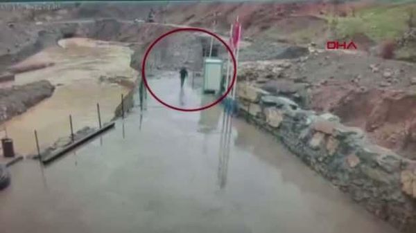 Uludere'de Selden Son Anda Kurtulan Güvenlik Görevlisi Kamerada