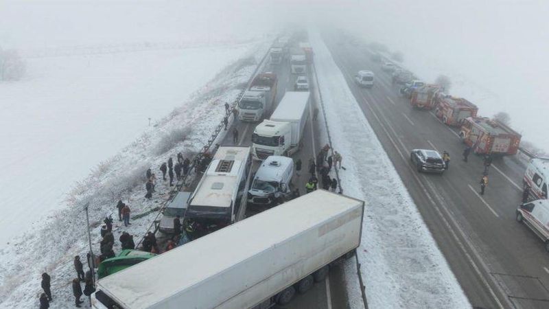 Erzurum-Erzincan Karayolunda Zincirleme Kaza: 11 Araç Çarpıştı, 20 Yaralı