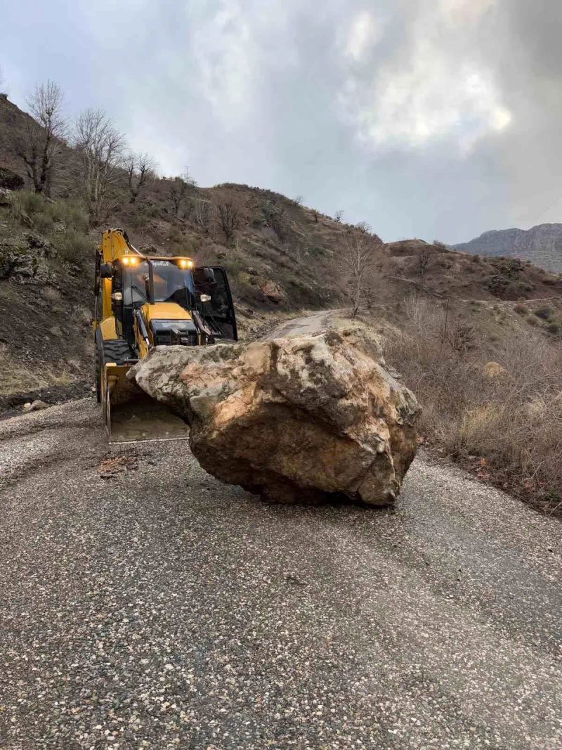 Adıyaman Sincik'te Heyelan Sonrası Kapanan Köy Yolu Yeniden Açıldı