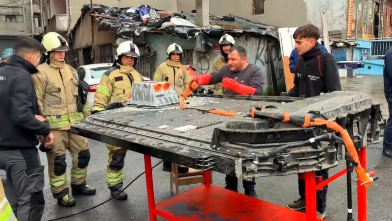 Sarıyer'de Elektrikli Araç Bataryasında Duman ve Parlama Paniği