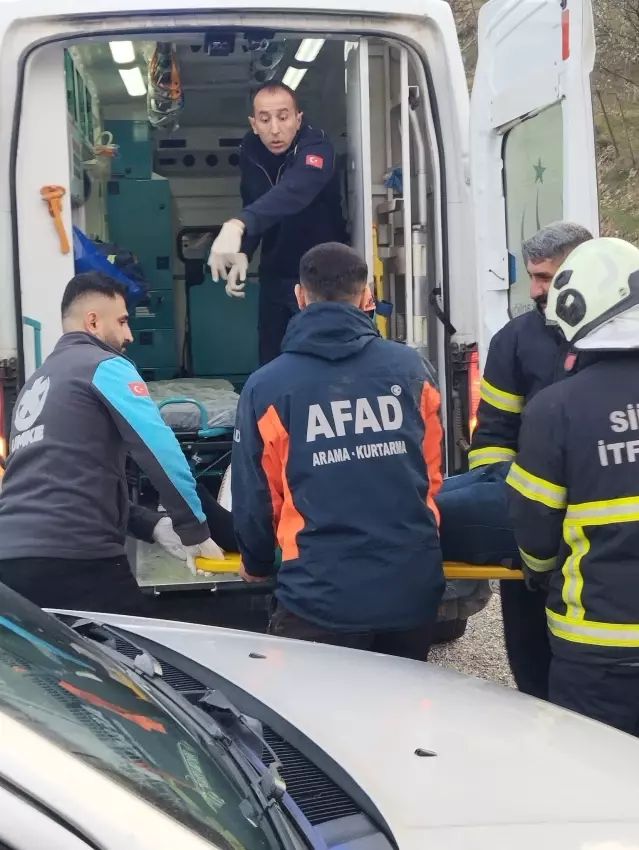 Siirt'te Hafif Ticari Araç Şarampole Yuvarlandı: Baba ve Kızı Hayatını Kaybetti