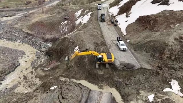 Bingöl'de Heyelan Nedeniyle Köy Yolu Çöktü